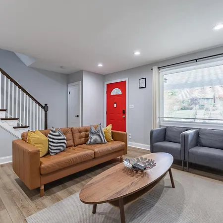 Modern Luxury 4 Bedroom 7 Bed Townhome Near Transportation